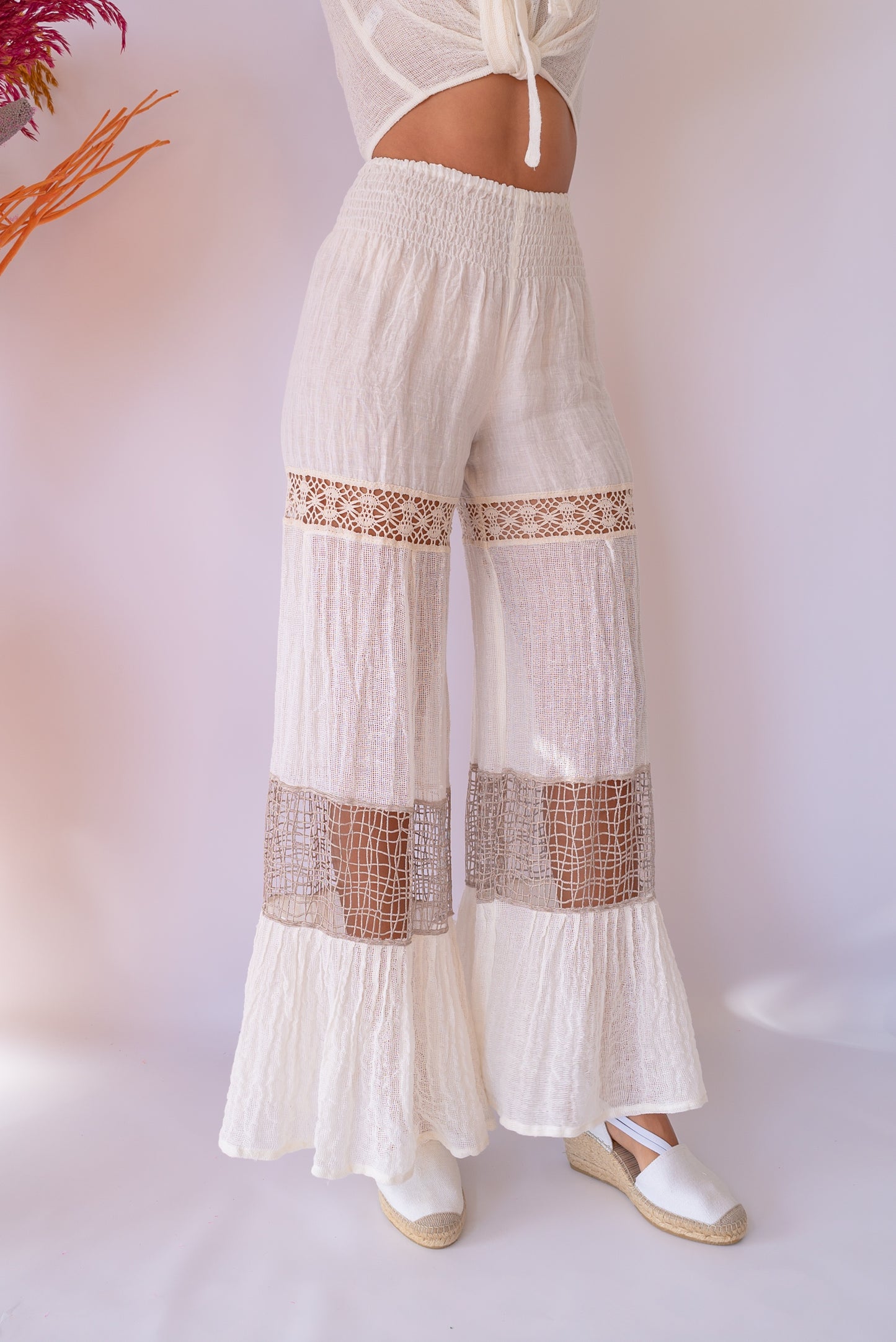 TOP AND TROUSERS IN NATURAL LINEN AND LACE