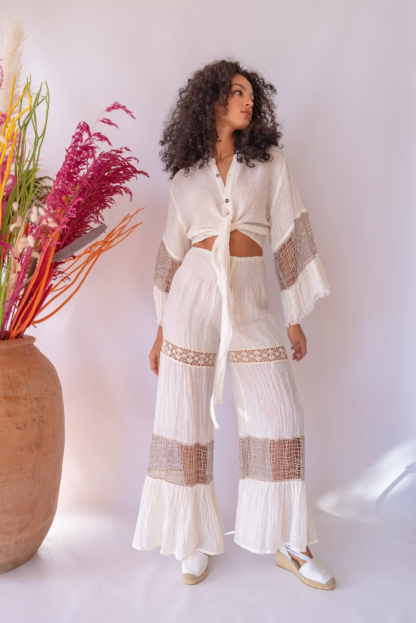 TOP AND TROUSERS IN NATURAL LINEN AND LACE