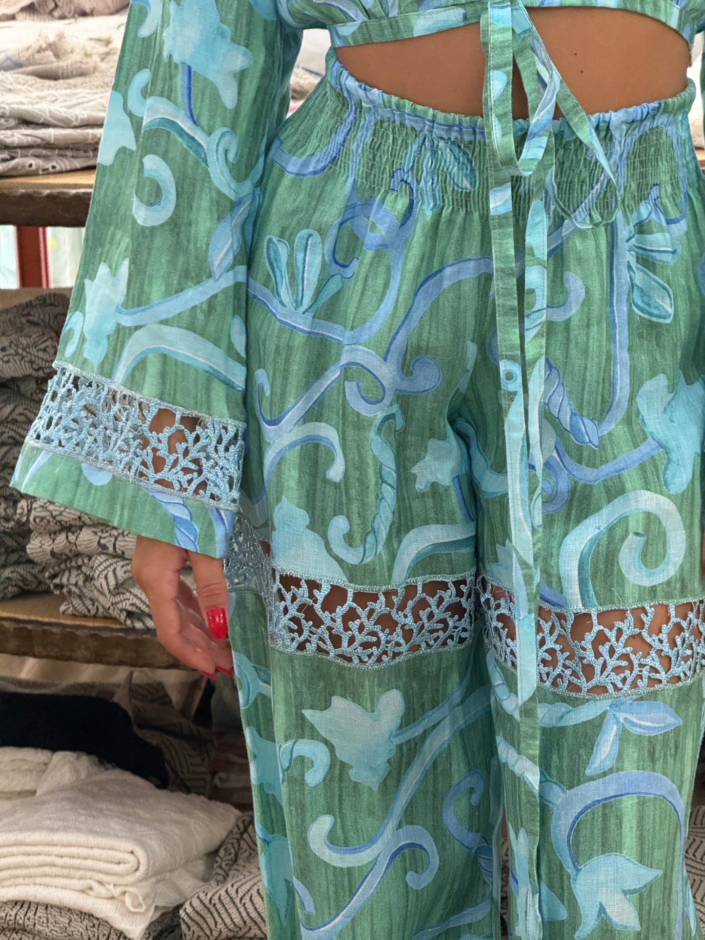 SET TOP E PANTALONE IN LINO STAMPATO E INSERTI DI PIZZO MACRAME