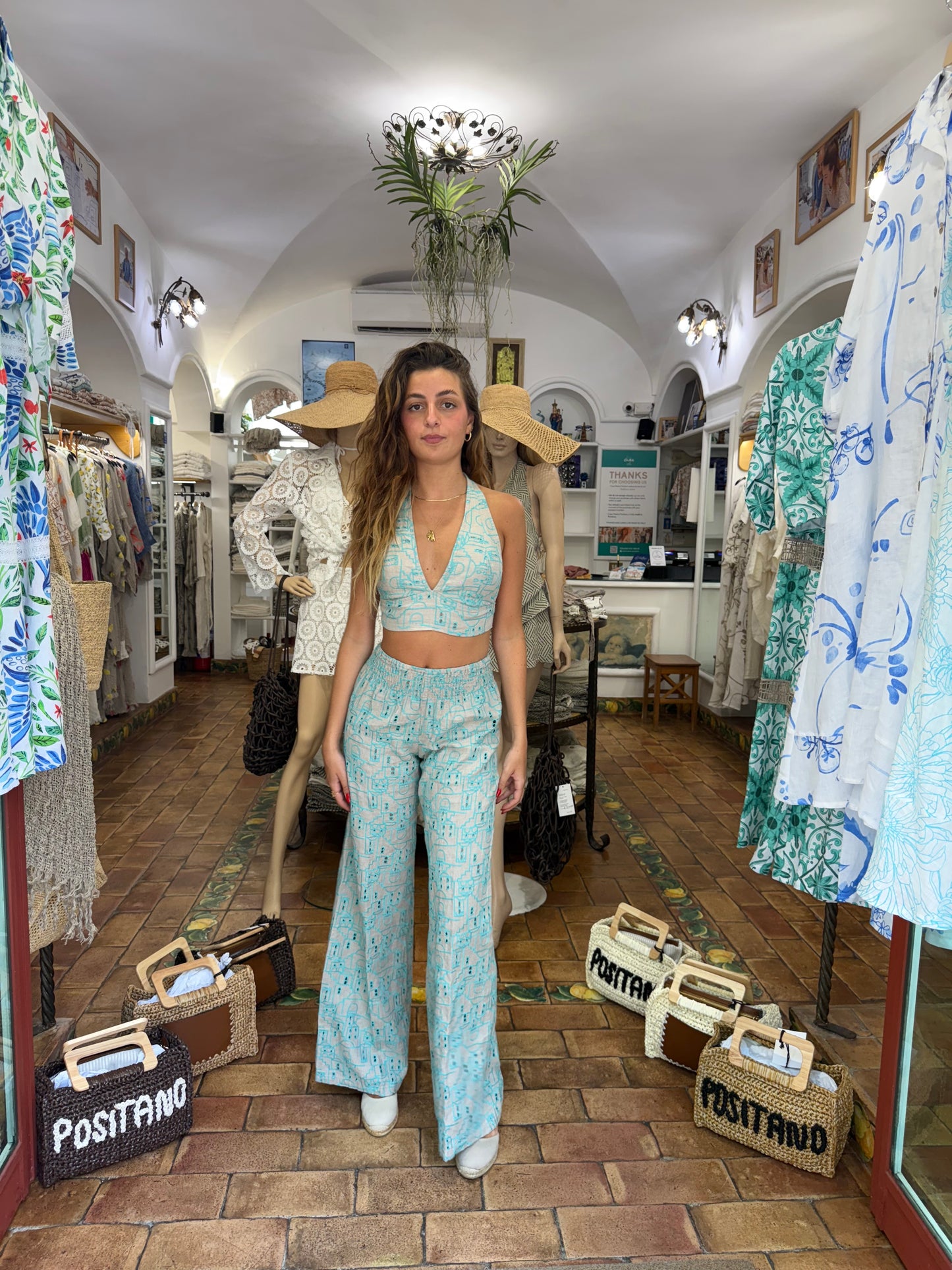 SET MINI TOP E PANTALONE IN SAN GALLO RICAMO POSITANO VERDE MARE SU LINO GREZZO